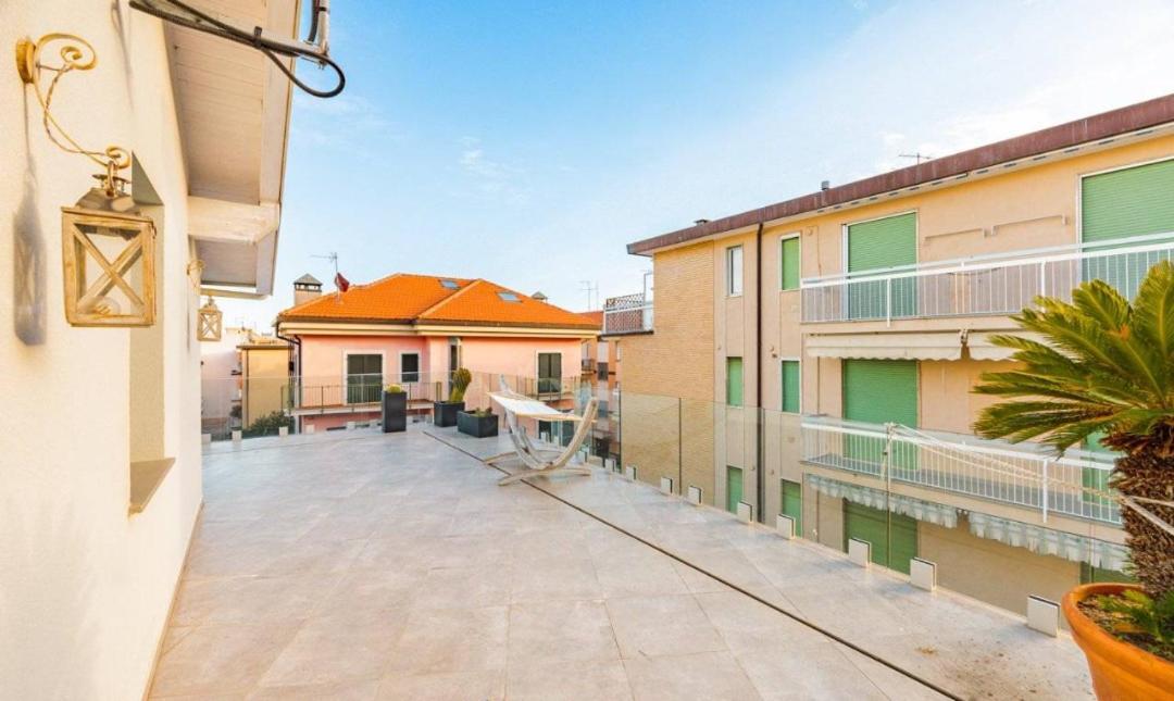 Appartamento Spotorno Con Ampio Terrazzo Attrezzato Anche Con Angolo Cottura Exterior photo